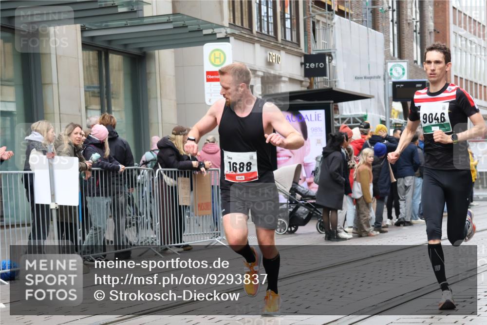 05.10.2025 - 20. swb-Marathon Bremen Strokosch-Dieckow http://msf.ph/oto/9293837 05.10.2025 12:47:20 Ziel 1249, 1688, 5640, 6984, 9046, 1249, 1688, 5640, 6984, 9046 meine-sportfotos.de