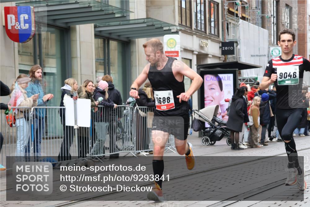 05.10.2025 - 20. swb-Marathon Bremen Strokosch-Dieckow http://msf.ph/oto/9293841 05.10.2025 12:47:20 Ziel 1249, 1688, 5640, 6984, 9046, 1249, 1688, 5640, 6984, 9046 meine-sportfotos.de