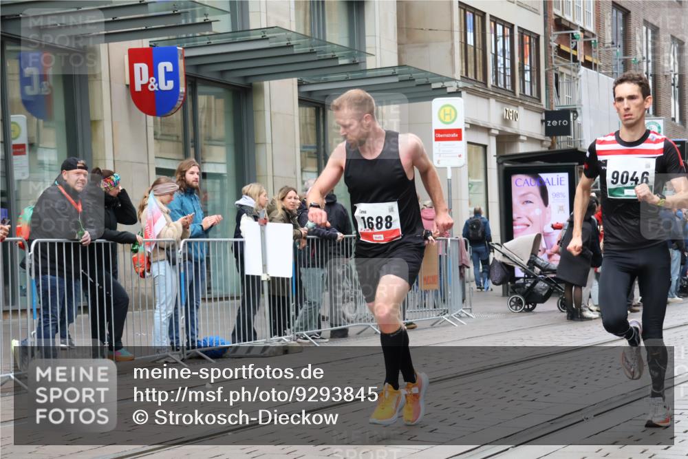 05.10.2025 - 20. swb-Marathon Bremen Strokosch-Dieckow http://msf.ph/oto/9293845 05.10.2025 12:47:20 Ziel 1249, 1688, 5640, 6984, 9046, 1249, 1688, 5640, 6984, 9046 meine-sportfotos.de