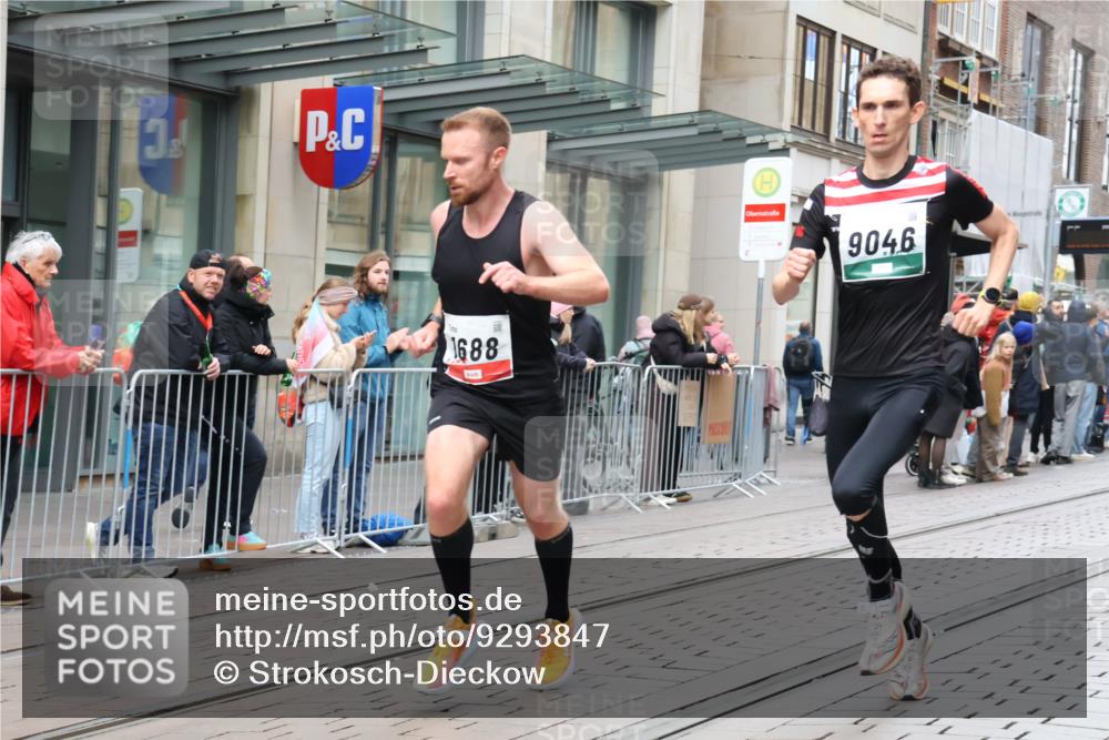 05.10.2025 - 20. swb-Marathon Bremen Strokosch-Dieckow http://msf.ph/oto/9293847 05.10.2025 12:47:21 Ziel 258, 1249, 1688, 5640, 6984, 9046, 258, 1249, 1688, 5640, 6984, 9046 meine-sportfotos.de