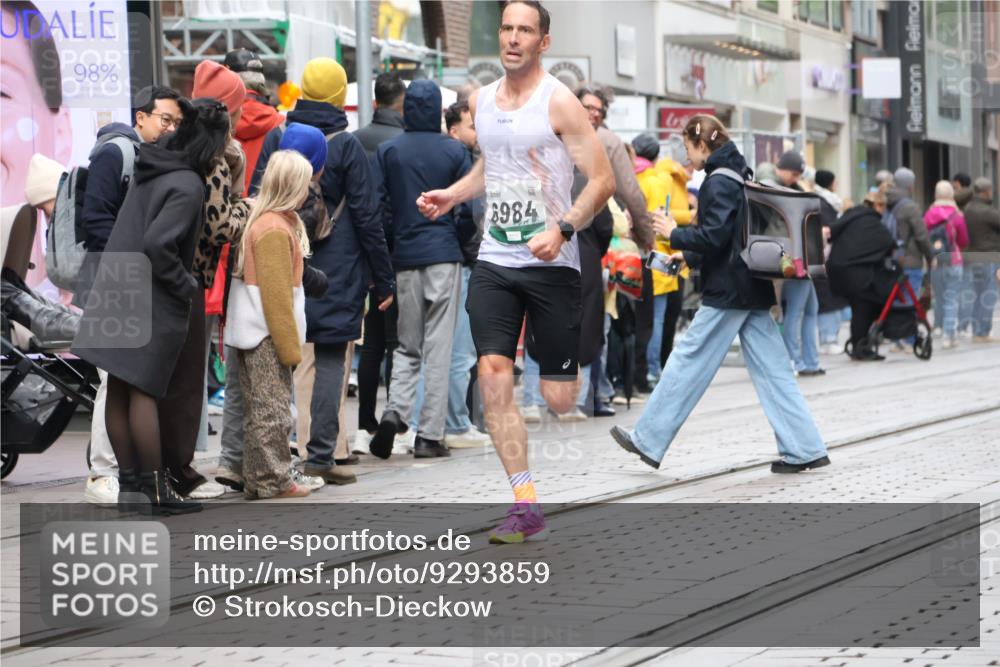 05.10.2025 - 20. swb-Marathon Bremen Strokosch-Dieckow http://msf.ph/oto/9293859 05.10.2025 12:47:23 Ziel 258, 1249, 1688, 5640, 6984, 258, 1249, 1688, 5640, 6984 meine-sportfotos.de