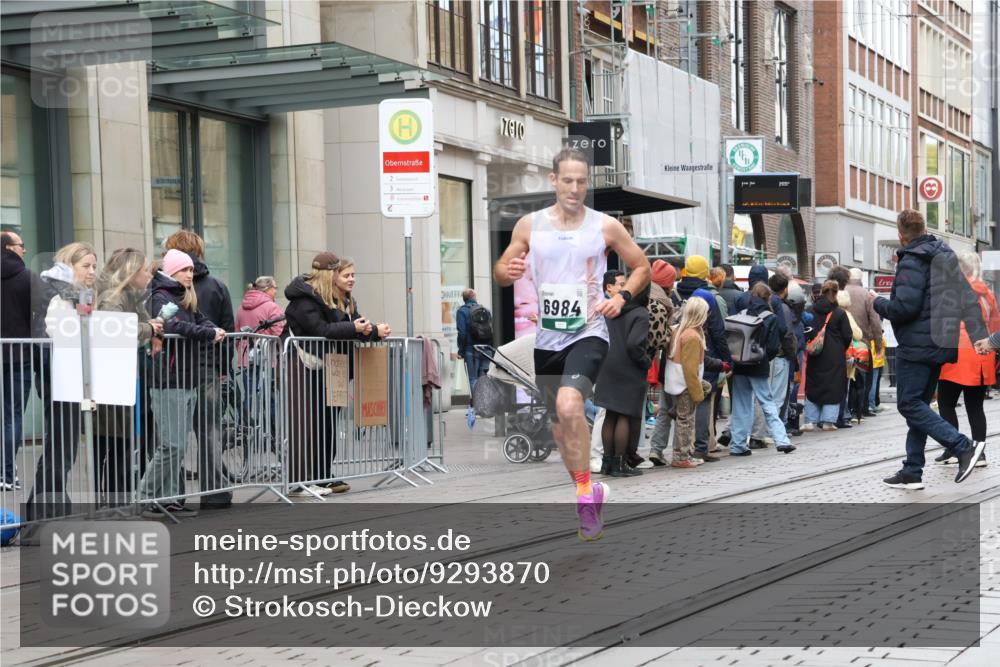 05.10.2025 - 20. swb-Marathon Bremen Strokosch-Dieckow http://msf.ph/oto/9293870 05.10.2025 12:47:25 Ziel 258, 1688, 5640, 6984, 258, 1688, 5640, 6984 meine-sportfotos.de