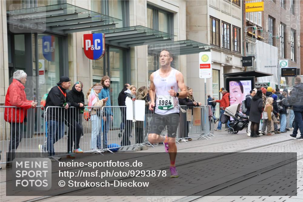 05.10.2025 - 20. swb-Marathon Bremen Strokosch-Dieckow http://msf.ph/oto/9293878 05.10.2025 12:47:26 Ziel 258, 1688, 5640, 6984, 8550, 258, 1688, 5640, 6984, 8550 meine-sportfotos.de