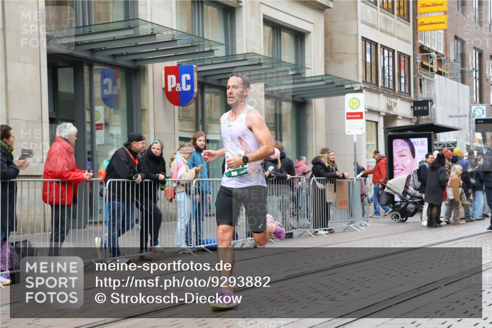 05.10.2025 - 20. swb-Marathon Bremen Strokosch-Dieckow http://msf.ph/oto/9293882 05.10.2025 12:47:26 Ziel 258, 1688, 5640, 6984, 8550, 258, 1688, 5640, 6984, 8550 meine-sportfotos.de
