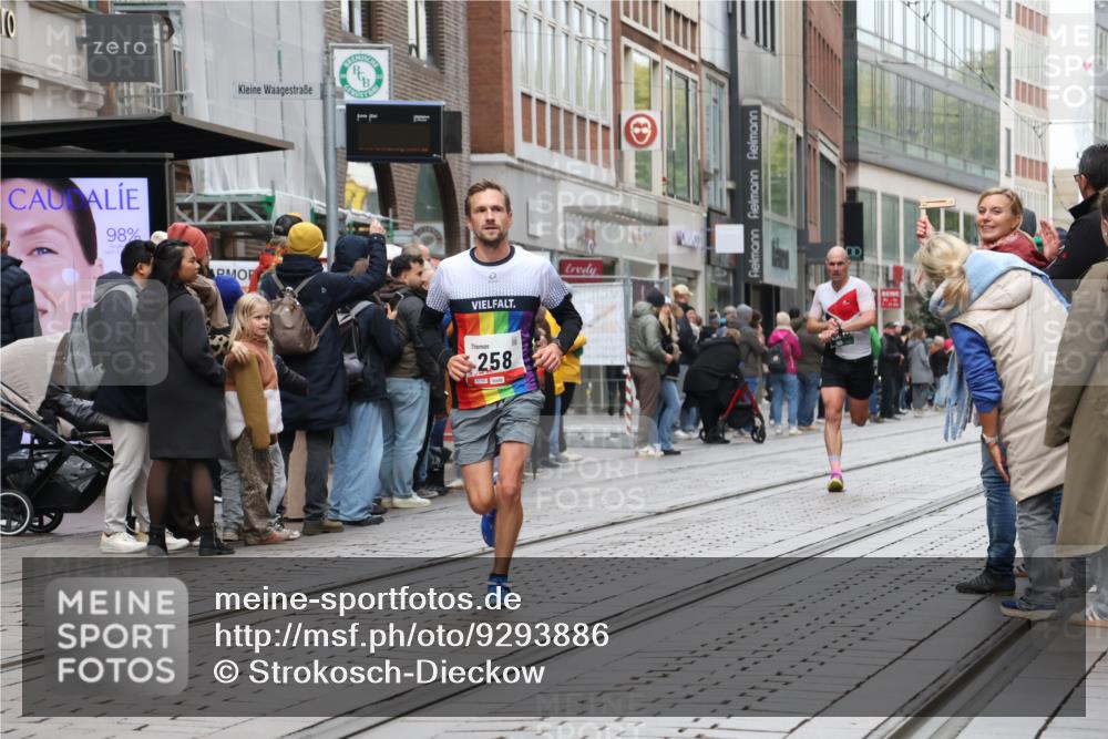 05.10.2025 - 20. swb-Marathon Bremen Strokosch-Dieckow http://msf.ph/oto/9293886 05.10.2025 12:47:36 Ziel 258, 5640, 7442, 8550, 258, 5640, 7442, 8550 meine-sportfotos.de