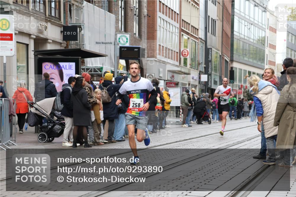 05.10.2025 - 20. swb-Marathon Bremen Strokosch-Dieckow http://msf.ph/oto/9293890 05.10.2025 12:47:36 Ziel 258, 5640, 7442, 8550, 258, 5640, 7442, 8550 meine-sportfotos.de