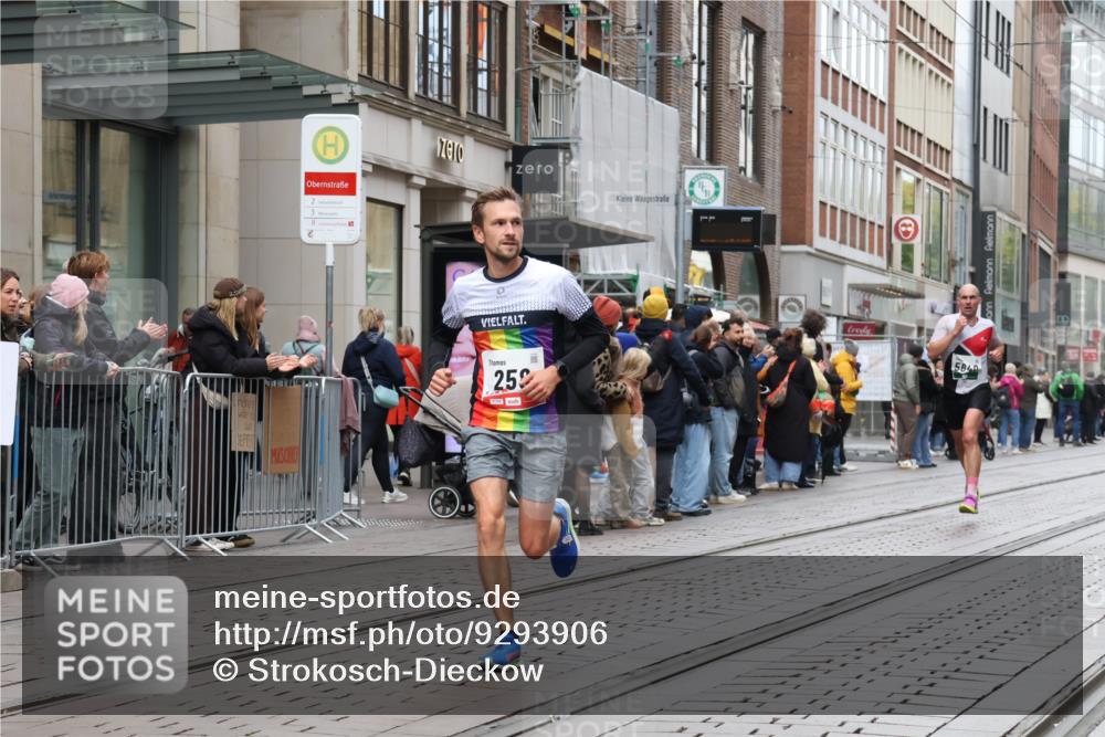 05.10.2025 - 20. swb-Marathon Bremen Strokosch-Dieckow http://msf.ph/oto/9293906 05.10.2025 12:47:38 Ziel 258, 5640, 7442, 8550, 258, 5640, 7442, 8550 meine-sportfotos.de