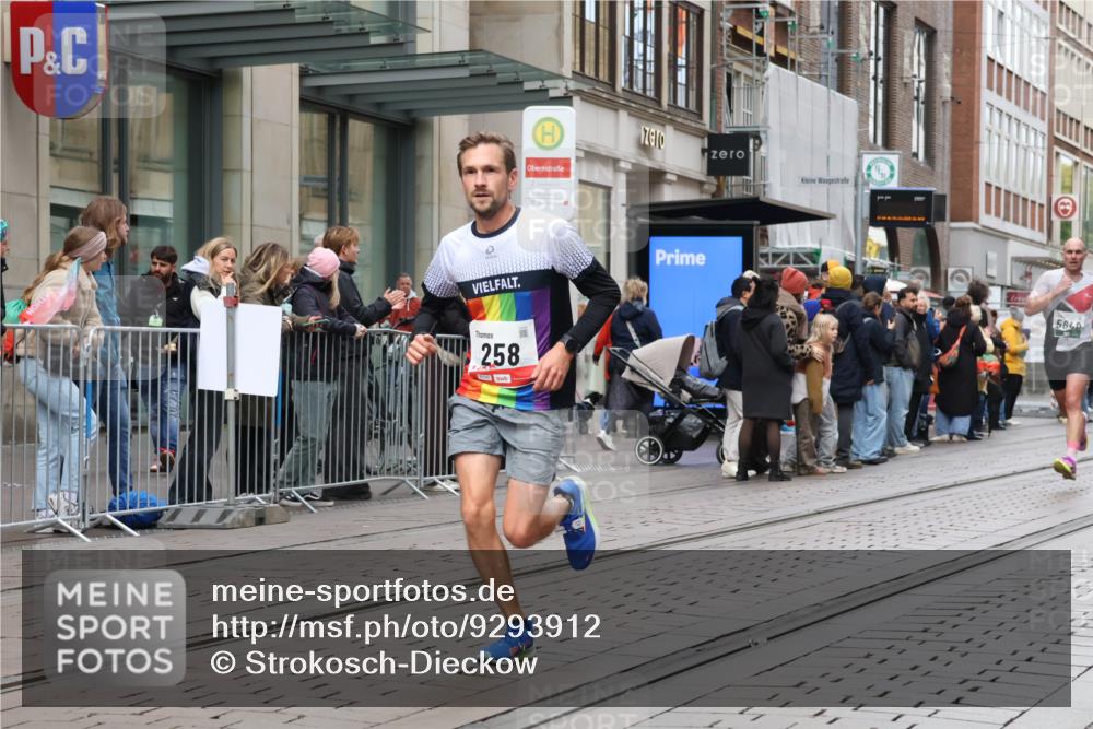 05.10.2025 - 20. swb-Marathon Bremen Strokosch-Dieckow http://msf.ph/oto/9293912 05.10.2025 12:47:38 Ziel 258, 5640, 7442, 8550, 258, 5640, 7442, 8550 meine-sportfotos.de