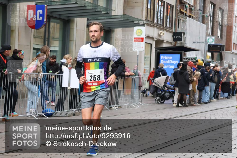 05.10.2025 - 20. swb-Marathon Bremen Strokosch-Dieckow http://msf.ph/oto/9293916 05.10.2025 12:47:39 Ziel 258, 5640, 7442, 8550, 258, 5640, 7442, 8550 meine-sportfotos.de