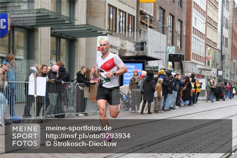 05.10.2025 - 20. swb-Marathon Bremen Strokosch-Dieckow http://msf.ph/oto/9293934 05.10.2025 12:47:41 Ziel 258, 5640, 7442, 8550, 258, 5640, 7442, 8550 meine-sportfotos.de