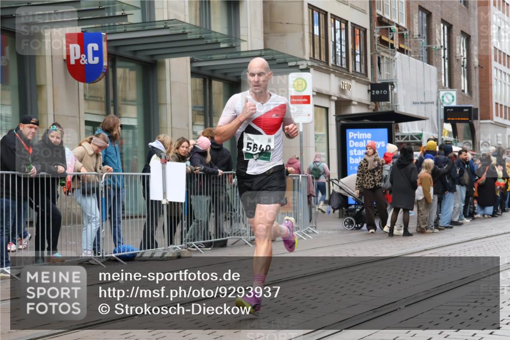 05.10.2025 - 20. swb-Marathon Bremen Strokosch-Dieckow http://msf.ph/oto/9293937 05.10.2025 12:47:41 Ziel 258, 5640, 7442, 8550, 258, 5640, 7442, 8550 meine-sportfotos.de
