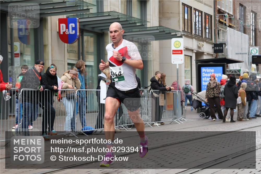 05.10.2025 - 20. swb-Marathon Bremen Strokosch-Dieckow http://msf.ph/oto/9293941 05.10.2025 12:47:41 Ziel 258, 5640, 7442, 8550, 258, 5640, 7442, 8550 meine-sportfotos.de