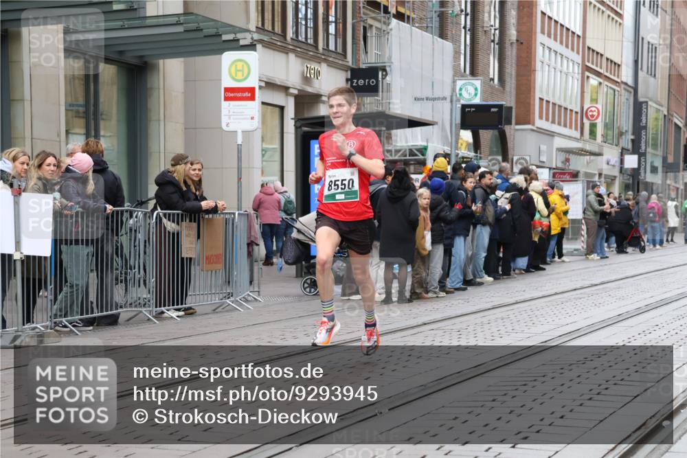05.10.2025 - 20. swb-Marathon Bremen Strokosch-Dieckow http://msf.ph/oto/9293945 05.10.2025 12:47:48 Ziel 6927, 7442, 8550, 6927, 7442, 8550 meine-sportfotos.de