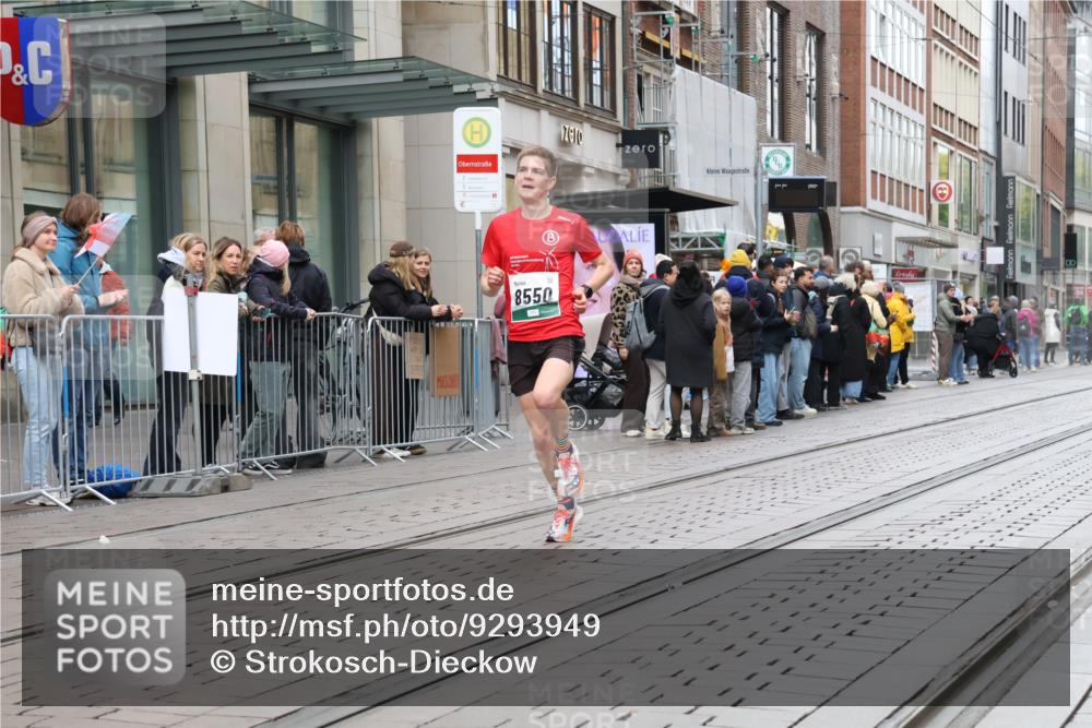 05.10.2025 - 20. swb-Marathon Bremen Strokosch-Dieckow http://msf.ph/oto/9293949 05.10.2025 12:47:48 Ziel 6927, 7442, 8550, 6927, 7442, 8550 meine-sportfotos.de