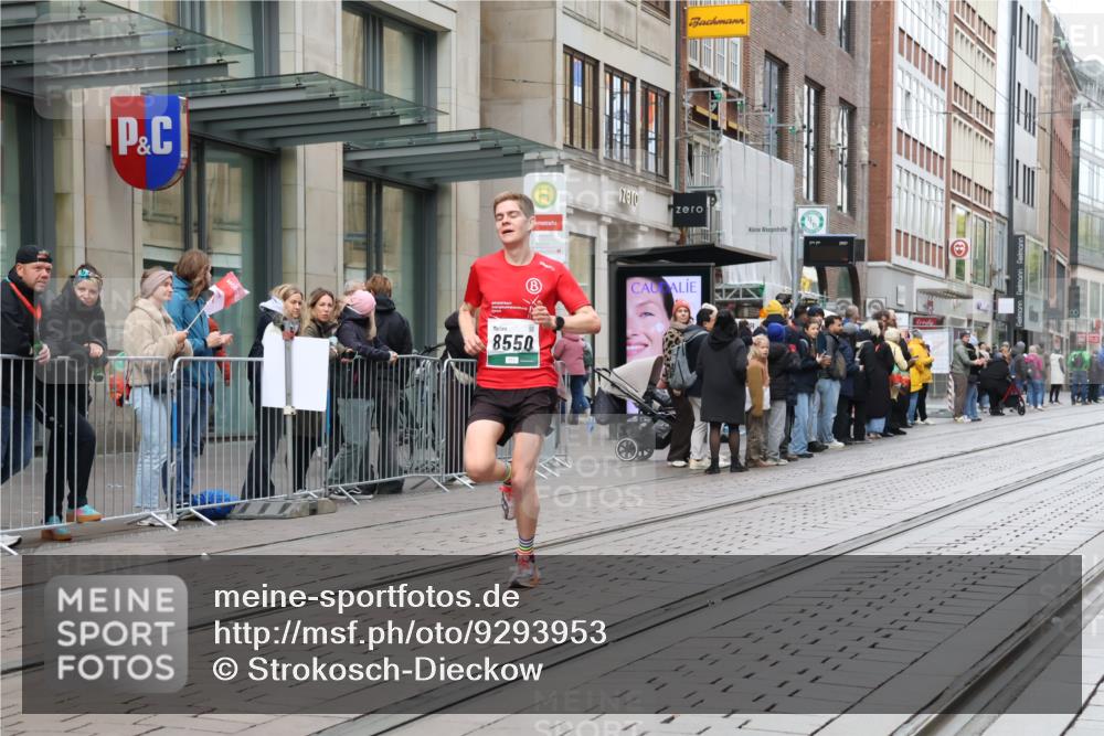 05.10.2025 - 20. swb-Marathon Bremen Strokosch-Dieckow http://msf.ph/oto/9293953 05.10.2025 12:47:48 Ziel 6927, 7442, 8550, 6927, 7442, 8550 meine-sportfotos.de