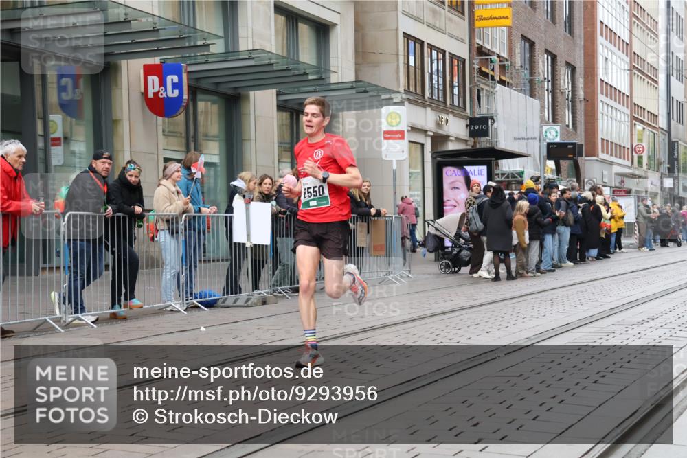 05.10.2025 - 20. swb-Marathon Bremen Strokosch-Dieckow http://msf.ph/oto/9293956 05.10.2025 12:47:49 Ziel 6927, 7442, 8550, 6927, 7442, 8550 meine-sportfotos.de
