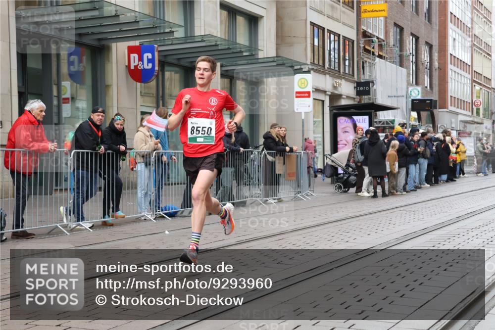 05.10.2025 - 20. swb-Marathon Bremen Strokosch-Dieckow http://msf.ph/oto/9293960 05.10.2025 12:47:49 Ziel 6927, 7442, 8550, 6927, 7442, 8550 meine-sportfotos.de