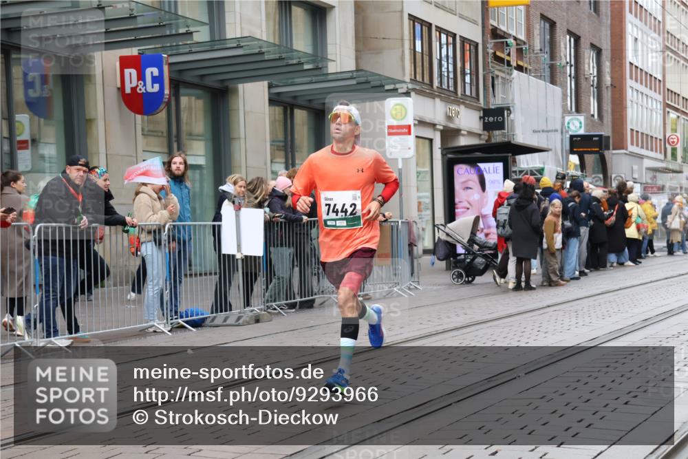 05.10.2025 - 20. swb-Marathon Bremen Strokosch-Dieckow http://msf.ph/oto/9293966 05.10.2025 12:47:55 Ziel 17, 618, 1647, 5608, 6927, 7442, 17, 618, 1647, 5608, 6927, 7442 meine-sportfotos.de