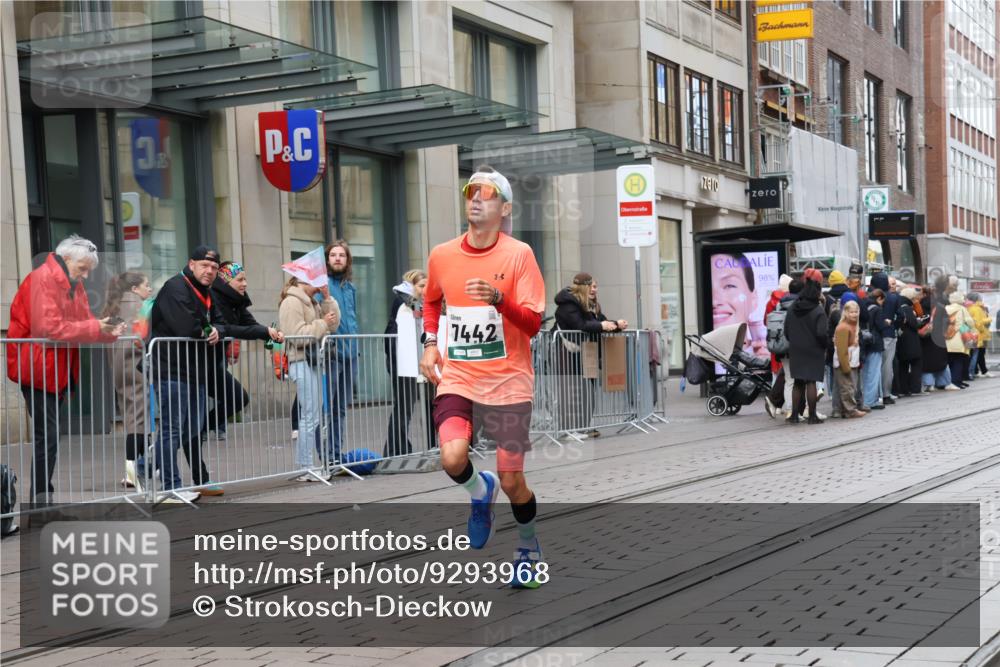 05.10.2025 - 20. swb-Marathon Bremen Strokosch-Dieckow http://msf.ph/oto/9293968 05.10.2025 12:47:55 Ziel 17, 618, 1647, 5608, 6927, 7442, 17, 618, 1647, 5608, 6927, 7442 meine-sportfotos.de