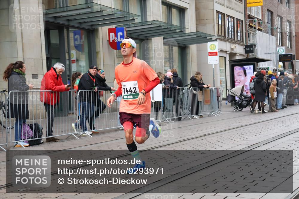 05.10.2025 - 20. swb-Marathon Bremen Strokosch-Dieckow http://msf.ph/oto/9293971 05.10.2025 12:47:55 Ziel 17, 618, 1647, 5608, 6927, 7442, 17, 618, 1647, 5608, 6927, 7442 meine-sportfotos.de