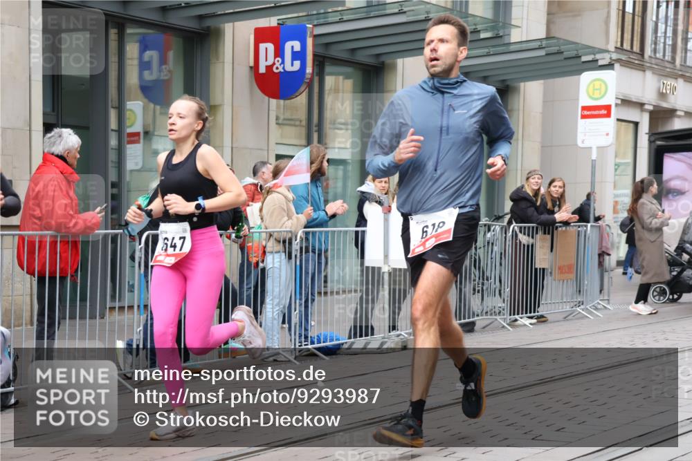 05.10.2025 - 20. swb-Marathon Bremen Strokosch-Dieckow http://msf.ph/oto/9293987 05.10.2025 12:48:12 Ziel 17, 62, 603, 618, 742, 871, 1647, 5608, 6927, 17, 62, 603, 618, 742, 871, 1647, 5608, 6927 meine-sportfotos.de