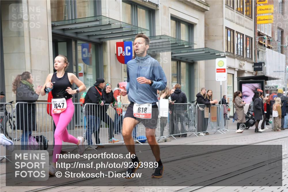 05.10.2025 - 20. swb-Marathon Bremen Strokosch-Dieckow http://msf.ph/oto/9293989 05.10.2025 12:48:12 Ziel 17, 62, 603, 618, 742, 871, 1647, 5608, 6927, 17, 62, 603, 618, 742, 871, 1647, 5608, 6927 meine-sportfotos.de