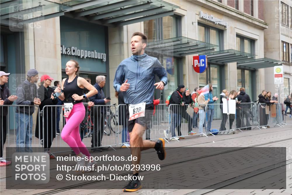 05.10.2025 - 20. swb-Marathon Bremen Strokosch-Dieckow http://msf.ph/oto/9293996 05.10.2025 12:48:13 Ziel 17, 62, 603, 618, 742, 871, 1647, 2133, 5608, 6927, 17, 62, 603, 618, 742, 871, 1647, 2133, 5608, 6927 meine-sportfotos.de