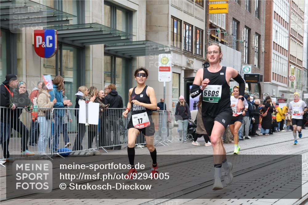 05.10.2025 - 20. swb-Marathon Bremen Strokosch-Dieckow http://msf.ph/oto/9294005 05.10.2025 12:48:14 Ziel 17, 62, 603, 618, 742, 871, 1647, 2133, 5608, 17, 62, 603, 618, 742, 871, 1647, 2133, 5608 meine-sportfotos.de