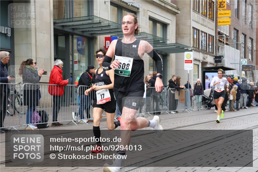 05.10.2025 - 20. swb-Marathon Bremen Strokosch-Dieckow http://msf.ph/oto/9294013 05.10.2025 12:48:15 Ziel 17, 62, 603, 618, 742, 871, 1647, 2133, 5608, 17, 62, 603, 618, 742, 871, 1647, 2133, 5608 meine-sportfotos.de