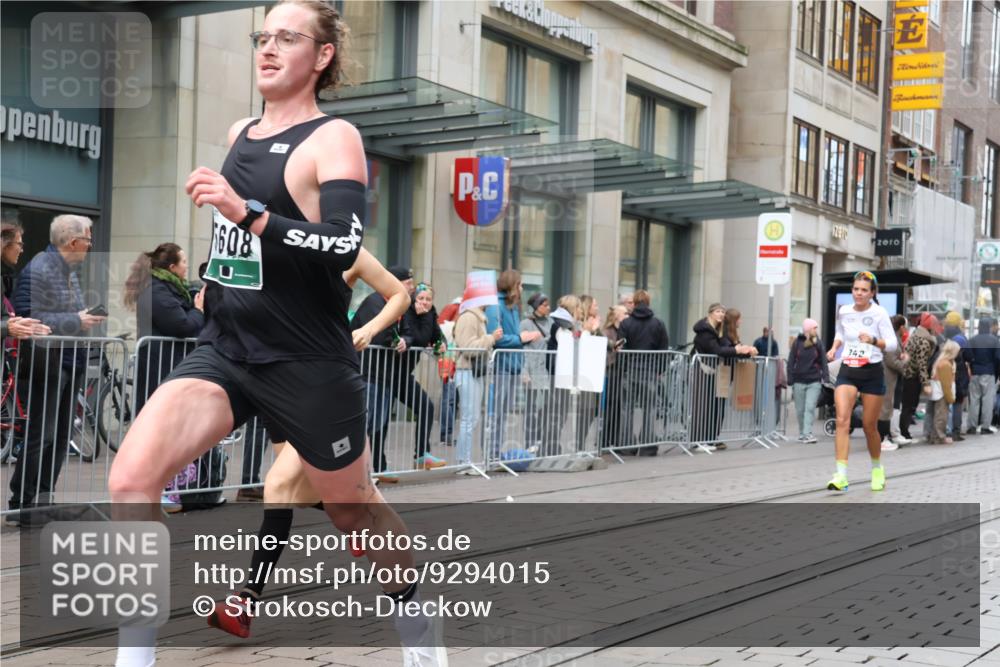 05.10.2025 - 20. swb-Marathon Bremen Strokosch-Dieckow http://msf.ph/oto/9294015 05.10.2025 12:48:15 Ziel 17, 62, 603, 618, 742, 871, 1647, 2133, 5608, 17, 62, 603, 618, 742, 871, 1647, 2133, 5608 meine-sportfotos.de