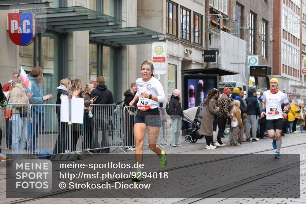 05.10.2025 - 20. swb-Marathon Bremen Strokosch-Dieckow http://msf.ph/oto/9294018 05.10.2025 12:48:16 Ziel 17, 62, 603, 618, 742, 871, 1647, 2133, 5608, 17, 62, 603, 618, 742, 871, 1647, 2133, 5608 meine-sportfotos.de