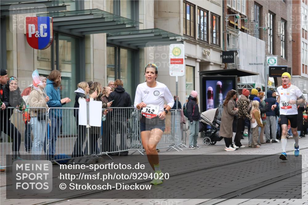 05.10.2025 - 20. swb-Marathon Bremen Strokosch-Dieckow http://msf.ph/oto/9294020 05.10.2025 12:48:16 Ziel 17, 62, 603, 618, 742, 871, 1647, 2133, 5608, 17, 62, 603, 618, 742, 871, 1647, 2133, 5608 meine-sportfotos.de