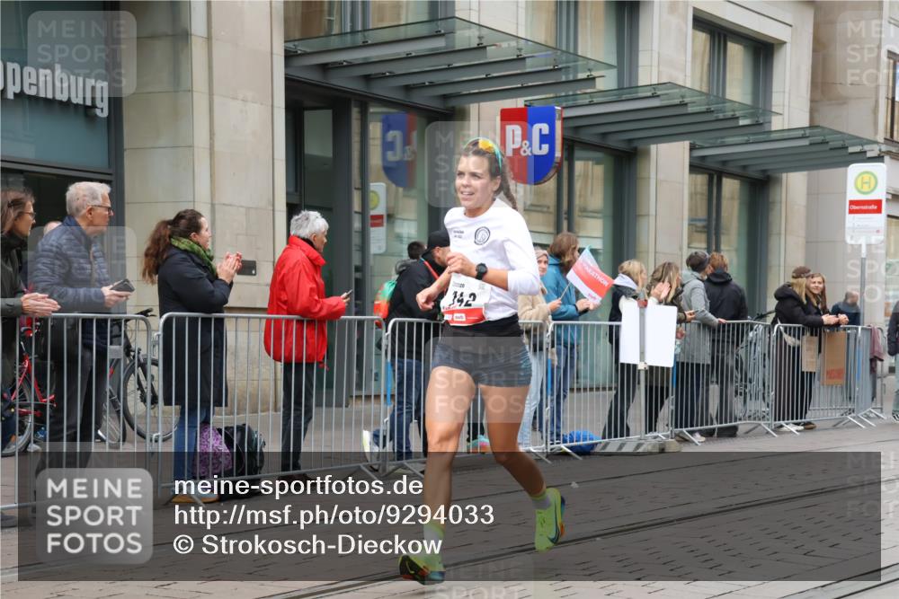 05.10.2025 - 20. swb-Marathon Bremen Strokosch-Dieckow http://msf.ph/oto/9294033 05.10.2025 12:48:18 Ziel 17, 62, 603, 742, 871, 2133, 3552, 17, 62, 603, 742, 871, 2133, 3552 meine-sportfotos.de