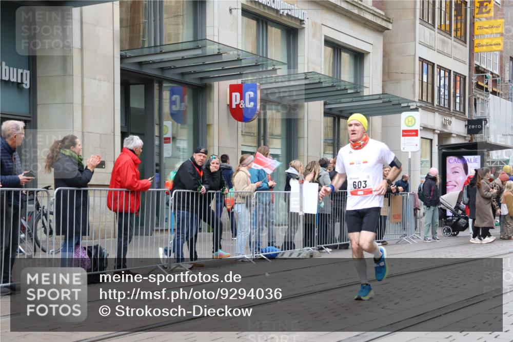 05.10.2025 - 20. swb-Marathon Bremen Strokosch-Dieckow http://msf.ph/oto/9294036 05.10.2025 12:48:19 Ziel 17, 62, 603, 742, 871, 2133, 3552, 17, 62, 603, 742, 871, 2133, 3552 meine-sportfotos.de