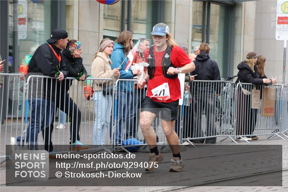 05.10.2025 - 20. swb-Marathon Bremen Strokosch-Dieckow http://msf.ph/oto/9294075 05.10.2025 12:48:27 Ziel 62, 603, 742, 871, 1293, 2133, 3552, 62, 603, 742, 871, 1293, 2133, 3552 meine-sportfotos.de