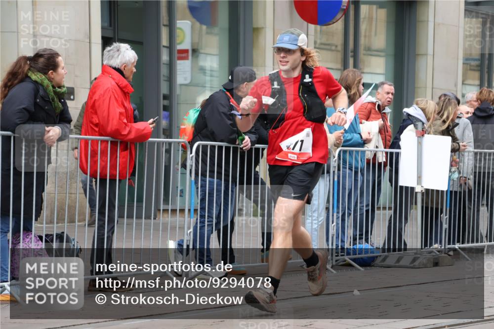 05.10.2025 - 20. swb-Marathon Bremen Strokosch-Dieckow http://msf.ph/oto/9294078 05.10.2025 12:48:28 Ziel 62, 871, 1293, 2133, 3552, 62, 871, 1293, 2133, 3552 meine-sportfotos.de