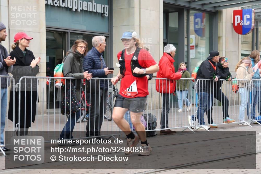 05.10.2025 - 20. swb-Marathon Bremen Strokosch-Dieckow http://msf.ph/oto/9294085 05.10.2025 12:48:28 Ziel 62, 871, 1293, 2133, 3552, 62, 871, 1293, 2133, 3552 meine-sportfotos.de