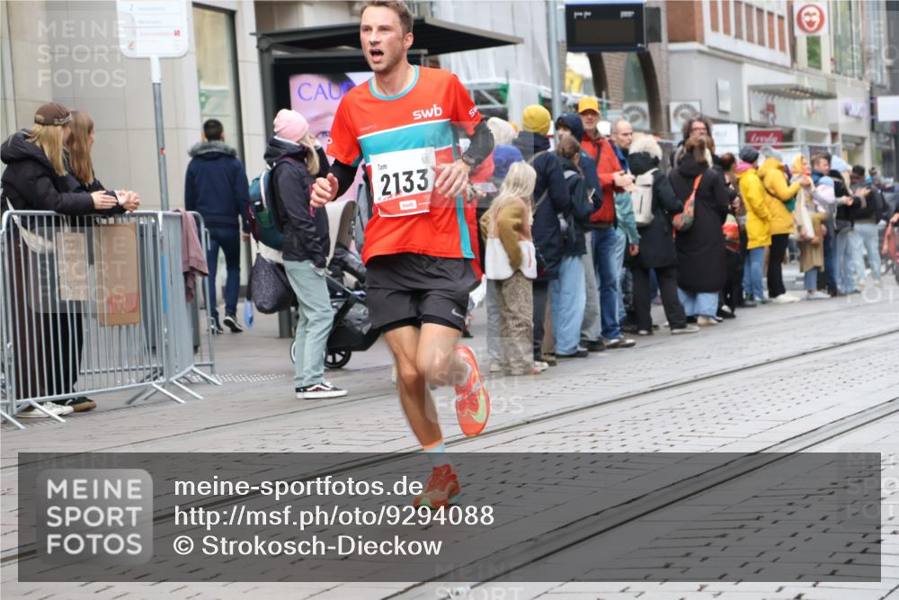 05.10.2025 - 20. swb-Marathon Bremen Strokosch-Dieckow http://msf.ph/oto/9294088 05.10.2025 12:48:30 Ziel 871, 1293, 2133, 3552, 871, 1293, 2133, 3552 meine-sportfotos.de