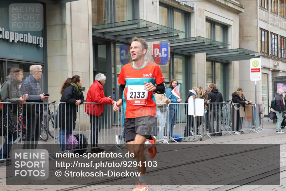 05.10.2025 - 20. swb-Marathon Bremen Strokosch-Dieckow http://msf.ph/oto/9294103 05.10.2025 12:48:31 Ziel 871, 1293, 2133, 3552, 871, 1293, 2133, 3552 meine-sportfotos.de