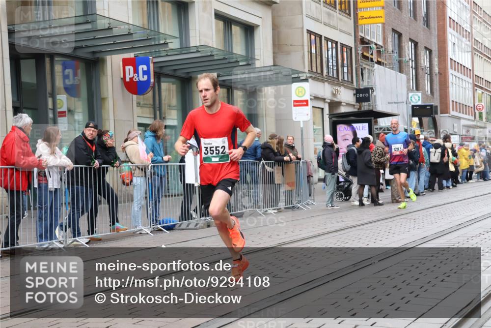 05.10.2025 - 20. swb-Marathon Bremen Strokosch-Dieckow http://msf.ph/oto/9294108 05.10.2025 12:48:38 Ziel 566, 1293, 2133, 3552, 566, 1293, 2133, 3552 meine-sportfotos.de