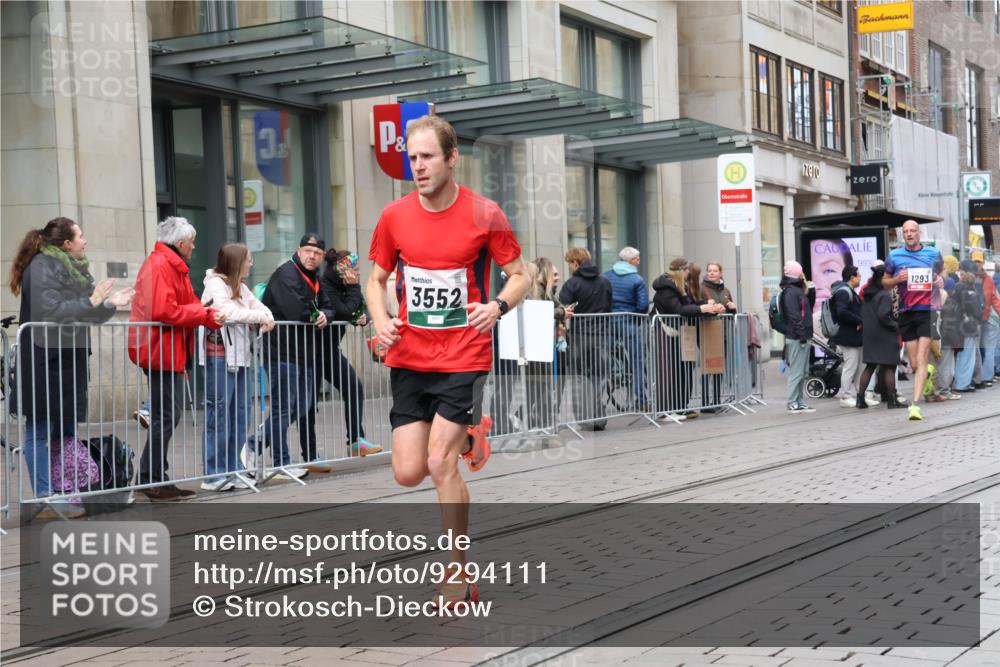 05.10.2025 - 20. swb-Marathon Bremen Strokosch-Dieckow http://msf.ph/oto/9294111 05.10.2025 12:48:39 Ziel 566, 1293, 3552, 566, 1293, 3552 meine-sportfotos.de