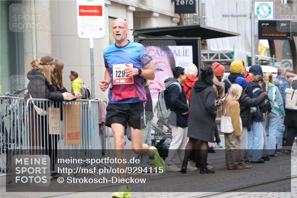 05.10.2025 - 20. swb-Marathon Bremen Strokosch-Dieckow http://msf.ph/oto/9294115 05.10.2025 12:48:40 Ziel 566, 1293, 3552, 566, 1293, 3552 meine-sportfotos.de