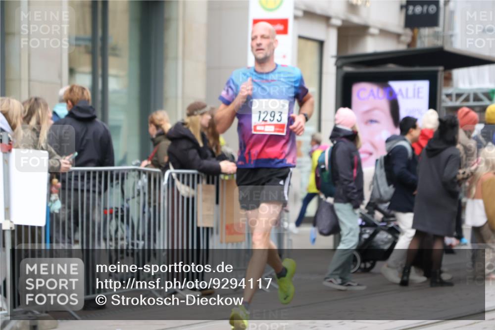 05.10.2025 - 20. swb-Marathon Bremen Strokosch-Dieckow http://msf.ph/oto/9294117 05.10.2025 12:48:40 Ziel 566, 1293, 3552, 566, 1293, 3552 meine-sportfotos.de