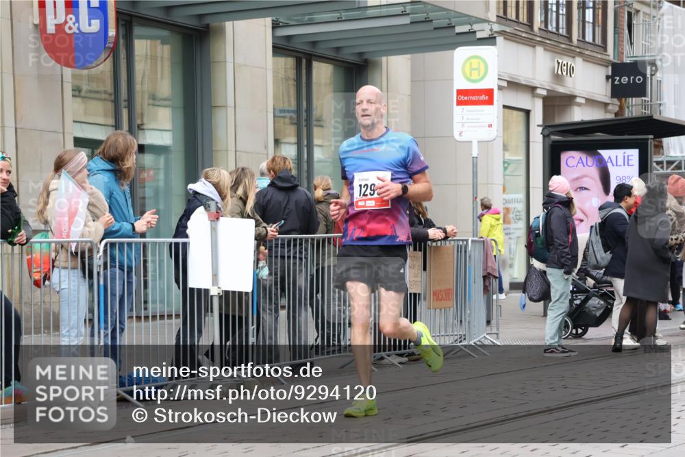 05.10.2025 - 20. swb-Marathon Bremen Strokosch-Dieckow http://msf.ph/oto/9294120 05.10.2025 12:48:40 Ziel 566, 1293, 3552, 566, 1293, 3552 meine-sportfotos.de