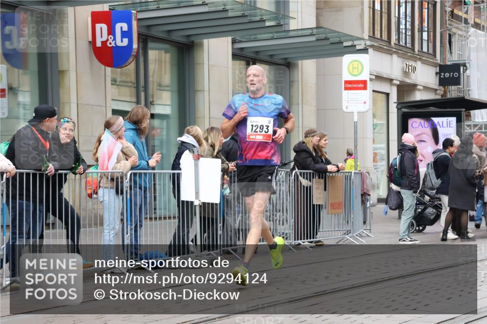 05.10.2025 - 20. swb-Marathon Bremen Strokosch-Dieckow http://msf.ph/oto/9294124 05.10.2025 12:48:41 Ziel 566, 1293, 3552, 566, 1293, 3552 meine-sportfotos.de