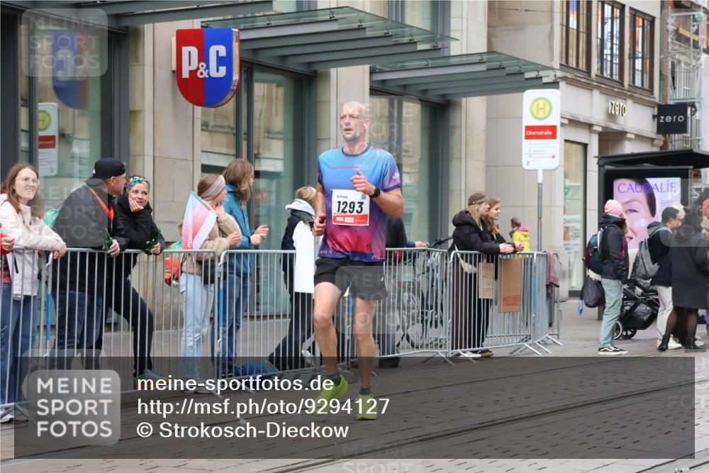 05.10.2025 - 20. swb-Marathon Bremen Strokosch-Dieckow http://msf.ph/oto/9294127 05.10.2025 12:48:41 Ziel 566, 1293, 3552, 566, 1293, 3552 meine-sportfotos.de