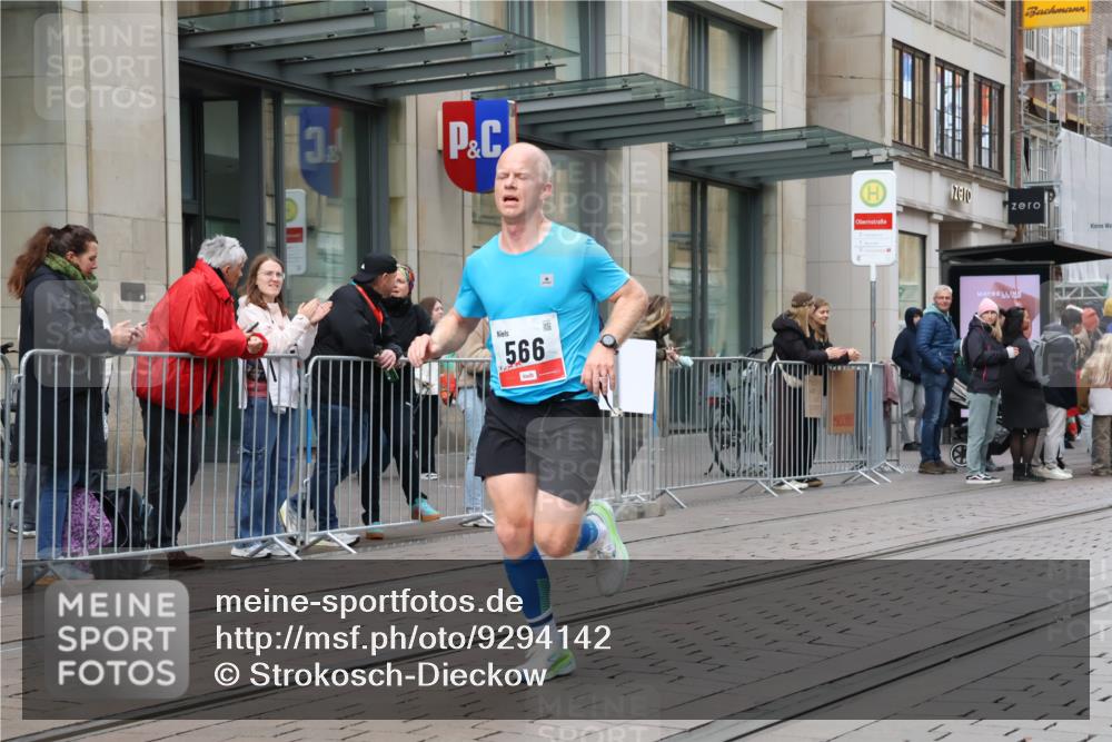 05.10.2025 - 20. swb-Marathon Bremen Strokosch-Dieckow http://msf.ph/oto/9294142 05.10.2025 12:48:59 Ziel 566, 632, 8321, 566, 632, 8321 meine-sportfotos.de