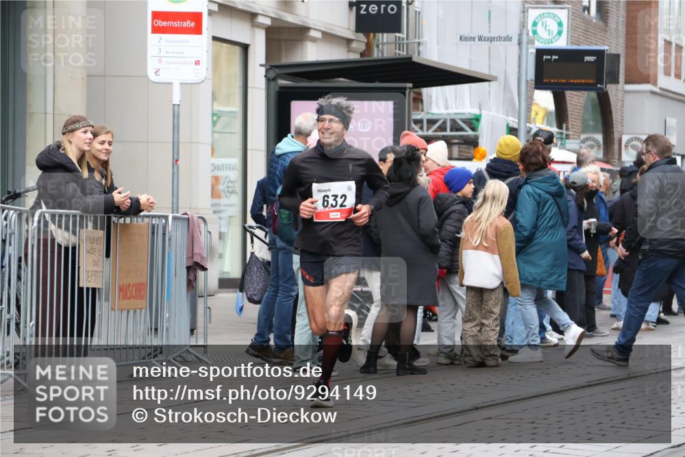 05.10.2025 - 20. swb-Marathon Bremen Strokosch-Dieckow http://msf.ph/oto/9294149 05.10.2025 12:49:02 Ziel 566, 632, 8321, 566, 632, 8321 meine-sportfotos.de