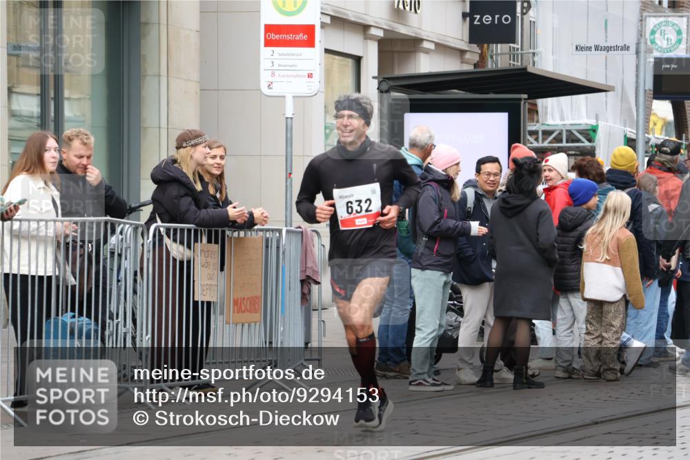 05.10.2025 - 20. swb-Marathon Bremen Strokosch-Dieckow http://msf.ph/oto/9294153 05.10.2025 12:49:03 Ziel 566, 632, 8321, 566, 632, 8321 meine-sportfotos.de