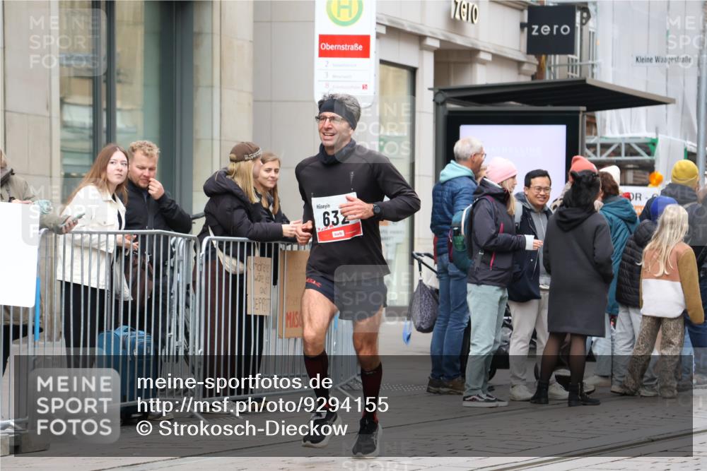 05.10.2025 - 20. swb-Marathon Bremen Strokosch-Dieckow http://msf.ph/oto/9294155 05.10.2025 12:49:03 Ziel 566, 632, 8321, 566, 632, 8321 meine-sportfotos.de